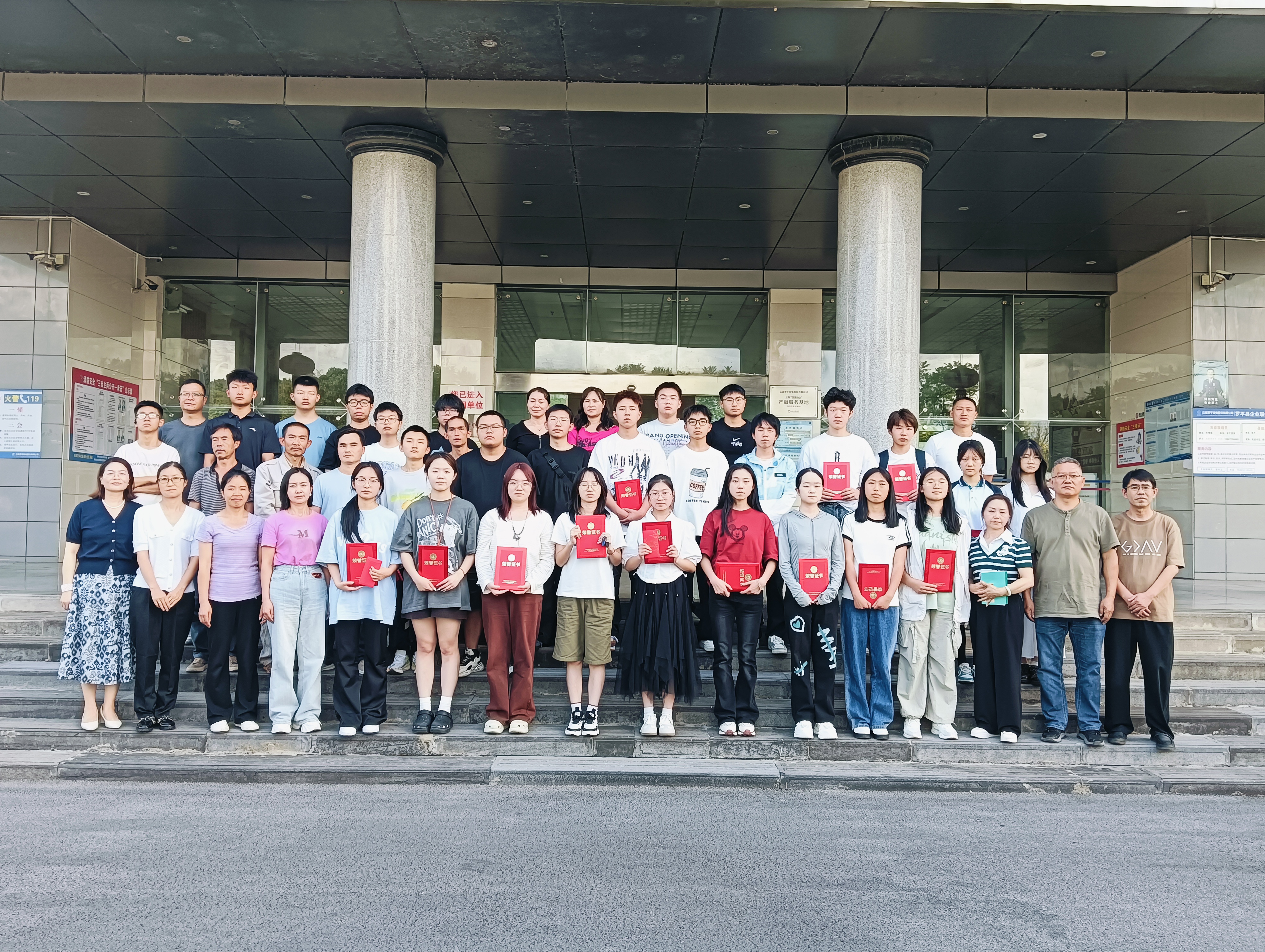 鋅火相傳&middot;智啟新程&mdash;&mdash;羅平鋅電召開2025年職工子女教育激勵(lì)表?yè)P(yáng)座談會(huì)